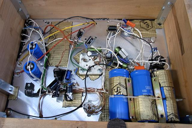 Interno disordinato di un amplificatore valvolare GM70 con cablaggio problematico