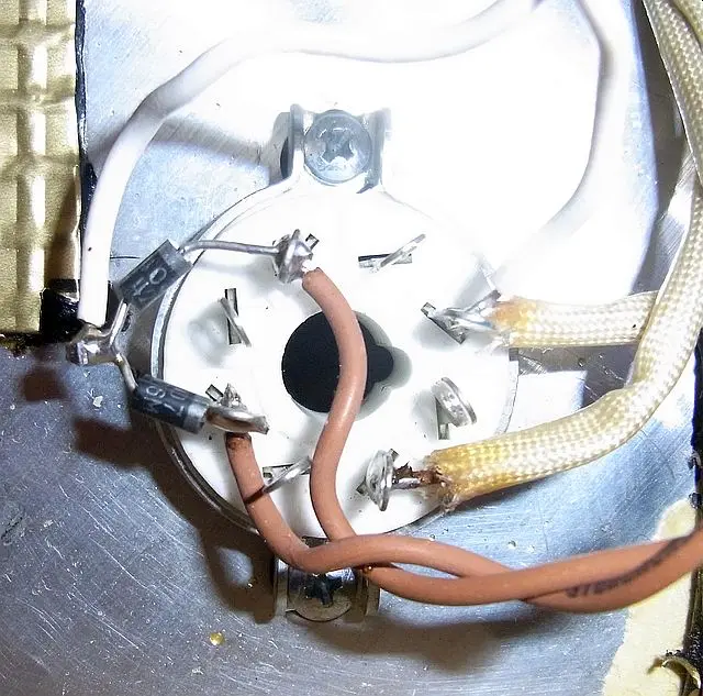 Dettaglio ponte raddrizzatore ibrido con valvola 5AR4 e diodi 1N4007 in un amplificatore valvolare